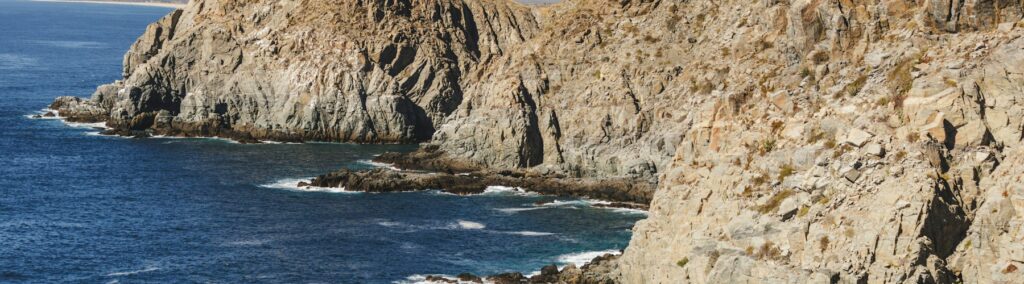 Vista al mar desde un punto elevado de la costa
