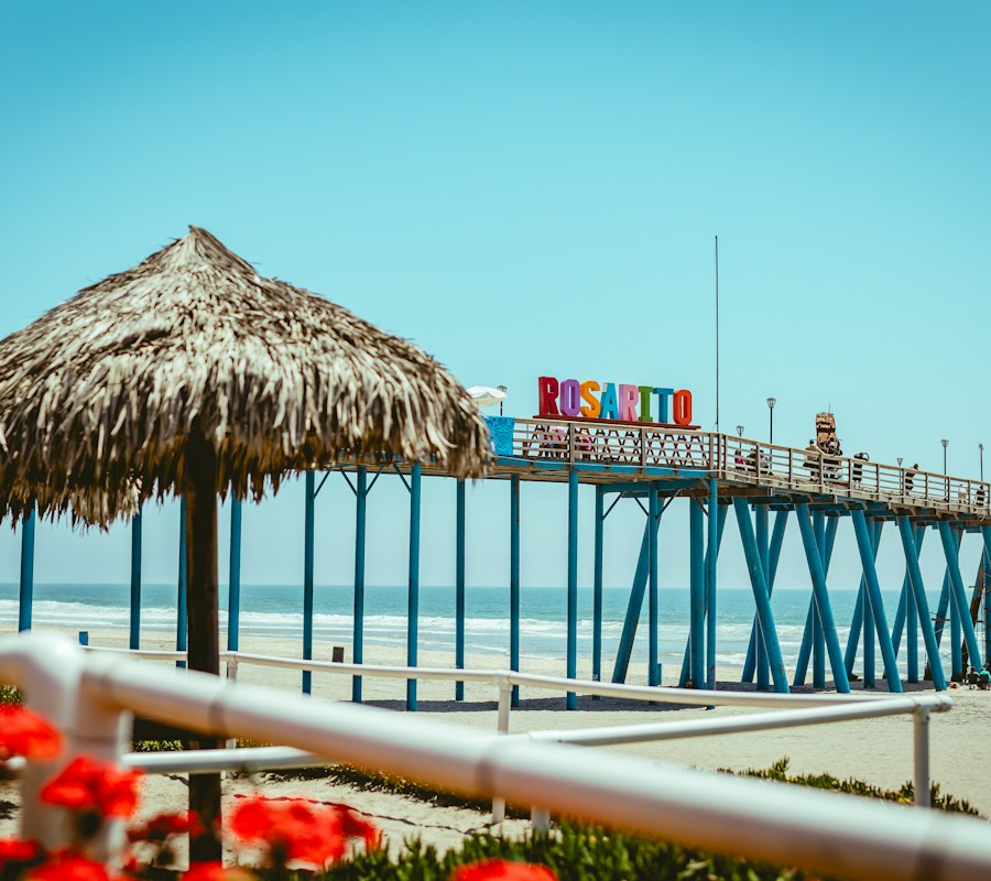 Muelle de Playas de Rosarito bajo cielo azul