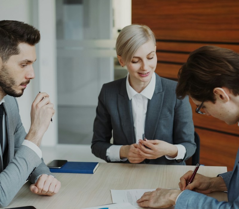 Profesionales firmando un contrato inmobiliario